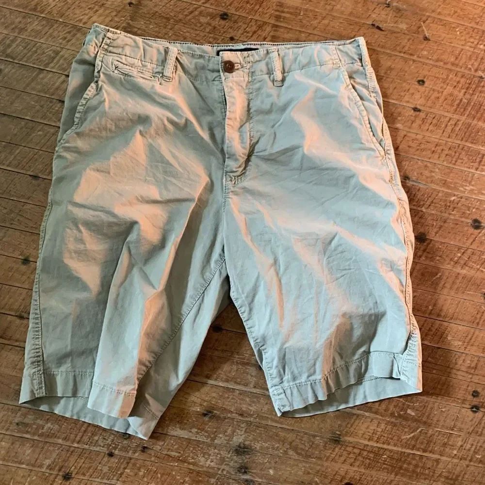 American Eagle tan longer length 32 Y2K cargo shorts